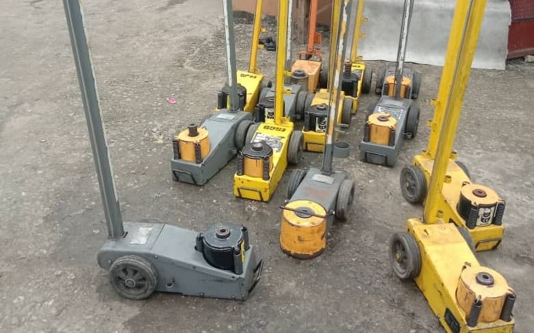 Air and floor jacks in the Eumid store