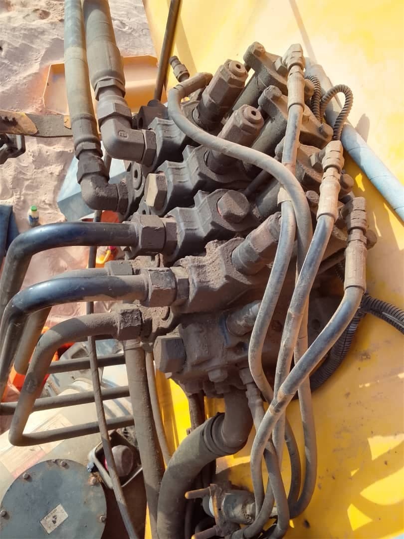 Hydraulic valve bank on a machine